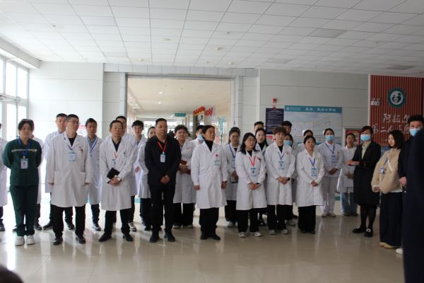 03171773742682200321.jpg 图为十二团医院领导班子和职能部门负责人在听取浙大邵逸夫阿拉尔医院张雷院长说明这次在医共体分院开展院长行政大查房的意义和目的。.JPG