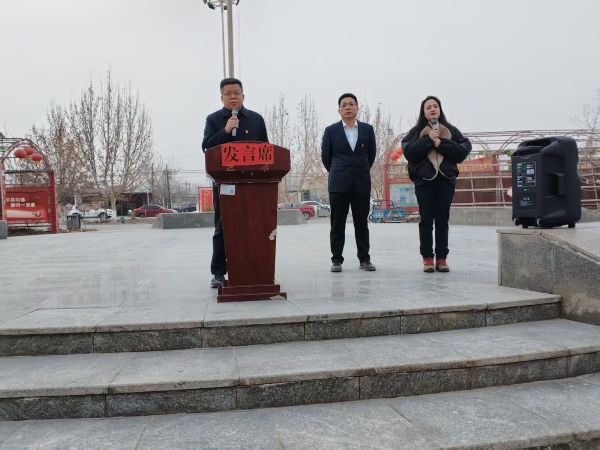 03171773744447999625.jpg 3月16日,在金华新村升国旗仪式上,新老第一书记轮换交接.jpg