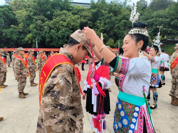 03171773748764260548.jpg 图为 当地妇女代表为新兵赠送纪念品现场(鲁畅 摄).jpg
