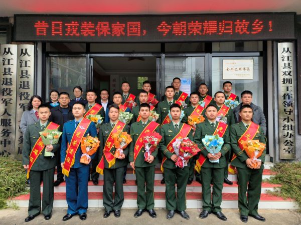 03171773749029752011.jpg 图为 合影留念现场(鲁畅 摄).jpg