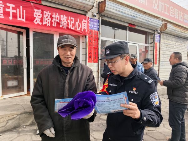 03181773830164575167.jpg 包头西站派出所民警向厂汉村村民讲解铁路安全知识.jpg