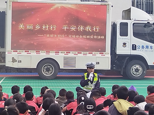俯下身子的领导发言.jpg