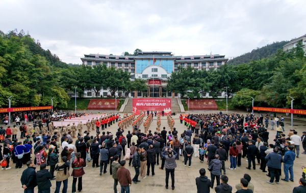 03271774614961476388.jpg 图为 新兵入伍欢送大会现场(潘仕创 摄).JPG