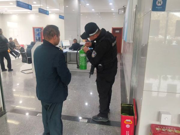 民警对辖区灭火器开展安全检查.jpg