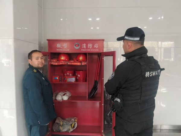 民警对辖区消防柜装备检查.jpg