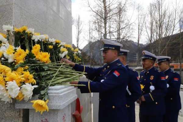 04011775045503132281.jpg 4 敬献鲜花.JPG