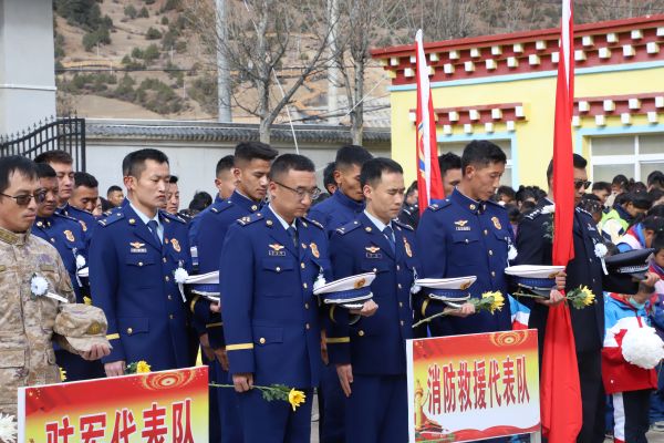 04011775045506597854.jpg 2 庄严默哀.JPG