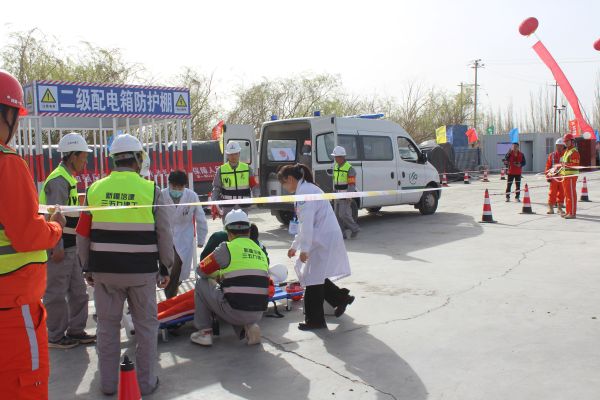 图为兵团南疆职业病防治院（第一师十二团医院）就触电事故进行应急救援现场.JPG