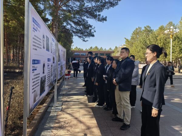 04021775131949114863.jpg 兵团市政轨道交通集团第六事业部职工参观烈士事迹展板-金雯晴摄 (2).jpg
