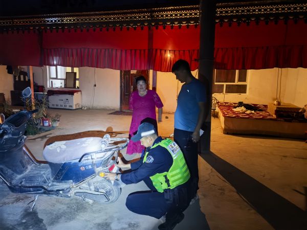 警务人员给电动车辆贴反光贴画面.jpg