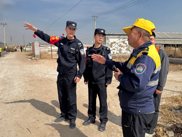 达拉特西站民警对铁路职工开展安全宣传.jpg