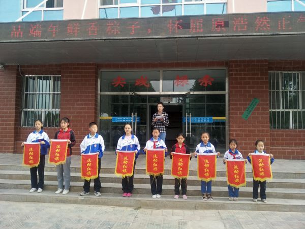 04141776169129434455.jpg 每周一三团中学文明班级锦旗颁奖仪式.jpg