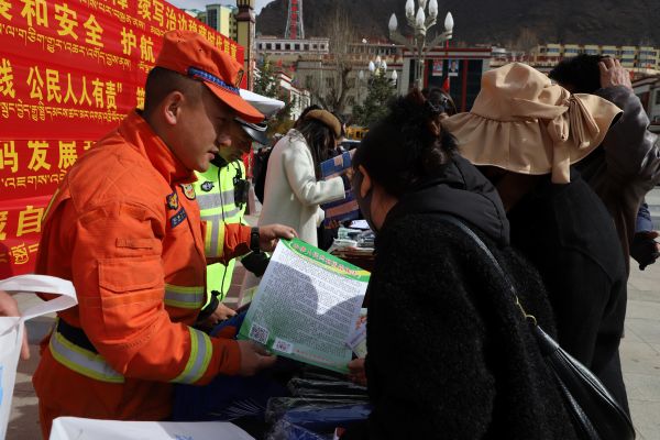 图为消防员向驻地群众宣传防火知识.JPG