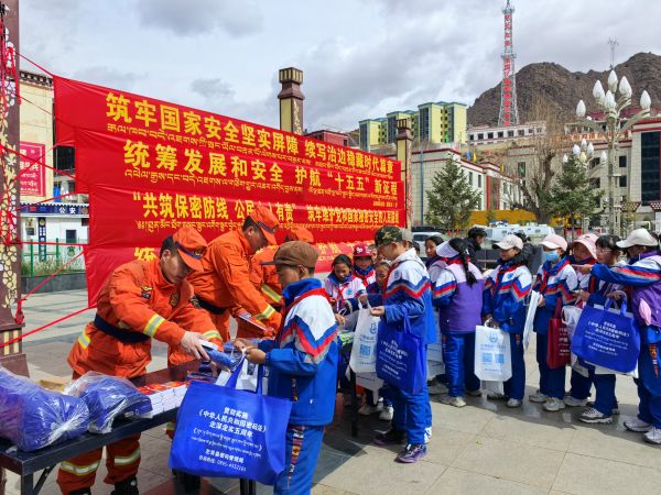 图为消防员发放宣传物品.jpg