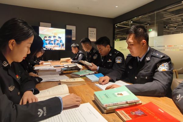 04161776332826527522.jpg 包头铁路公安处青年民警开展读书会活动2.jpg