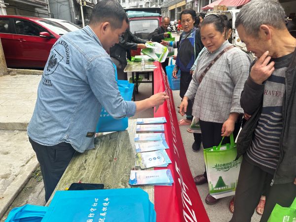 04161776337587233758.jpg 图为 发放宣传资料现场(徐超 摄).jpg