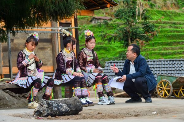 2026年4月16日，工作人员在贵州省从江县谷坪乡高吊村表里寨开展移风易俗普法活动中给村民讲解《民典法》知识。.jpg