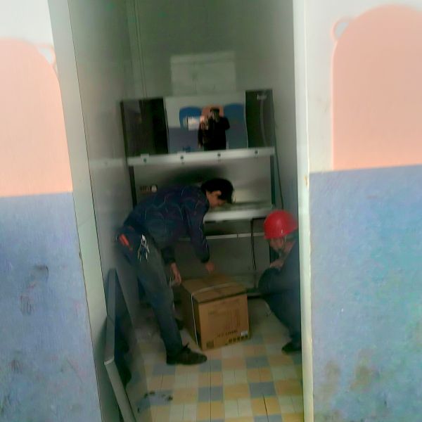 工人师傅维护改造饮水机.jpg