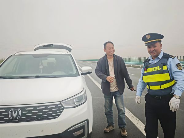 04201776687462946285.jpg 车主对执法人员表示感谢.jpg