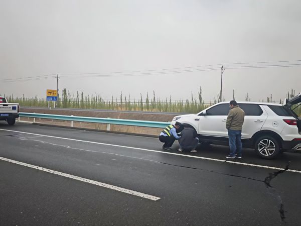 04201776687468847756.jpg 执法人员检查车辆故障.jpg