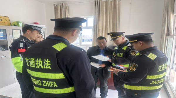 04201776687745990963.png 图一:执法人员向企业负责人宣传法律法规.png