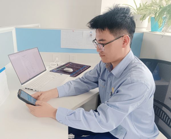 图为：员工用手机观看汇合清风栏目.jpg