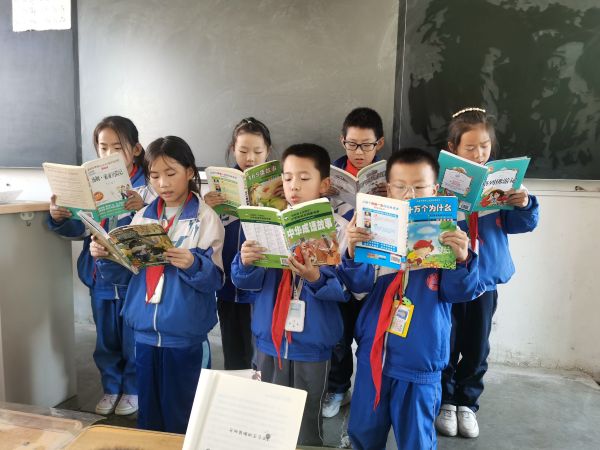 04231776948954585580.jpg 学生读书交流.jpg
