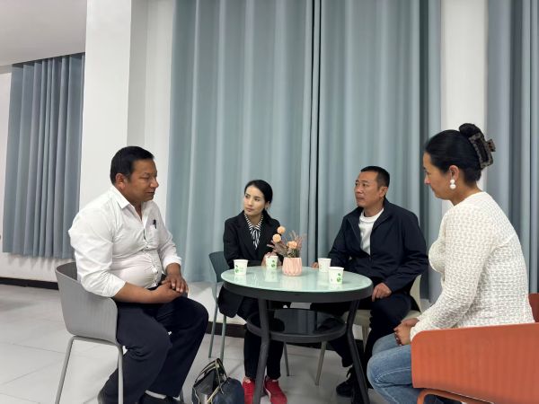 图为正在化解群众矛盾纠纷1.jpg