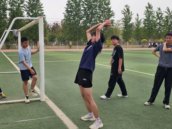 04271777292047963899.jpg 实心球投掷照片.jpg
