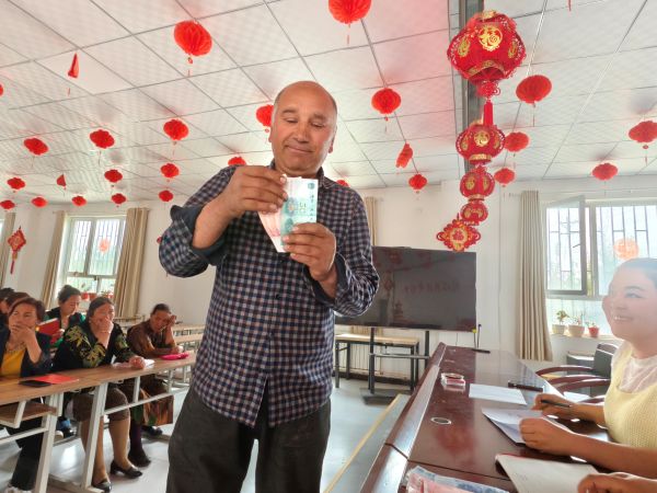 图为村民正在领取村集体经济分红欠款2.jpg