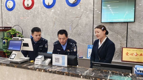 04301777551828609709.jpg 民警在酒店宣传检查.jpg