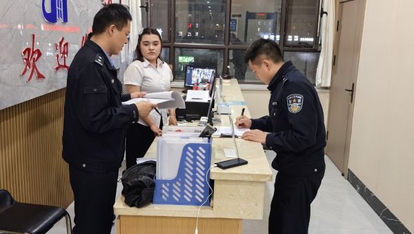 04301777551835848449.jpg 民警在营业场所宣传检查.jpg