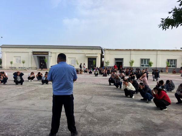 05121778596656303837.jpg 防震减灾应急疏散演练的现场.jpg