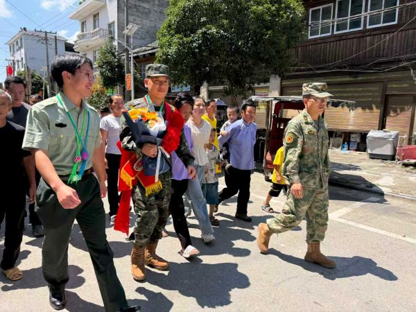 05131778674220957647.jpg 图为 2025年9月,弟弟张兴强(左一)送哥哥张兴国入伍现场(柴秀珍 摄).jpg