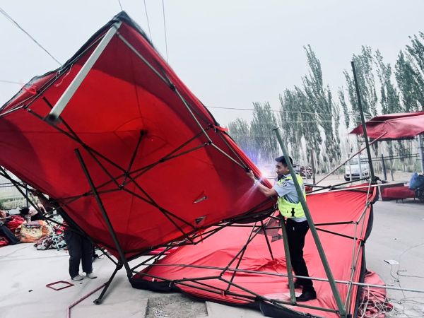 05141778762239834633.jpg 辖区群众大棚等设施被大风吹倒,民辅警立即到达现场救助 (2).jpg