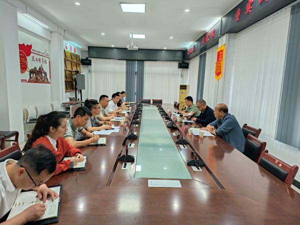 05201779281119549915.jpg 图为 调研组听取汇报现场(鲁畅 摄).jpg