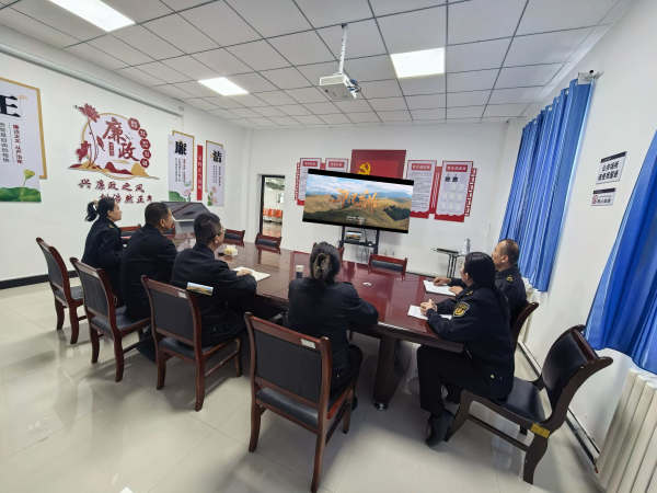 图片2：特克斯执法大队组织观看民族团结主题电影《平凡英雄》.png
