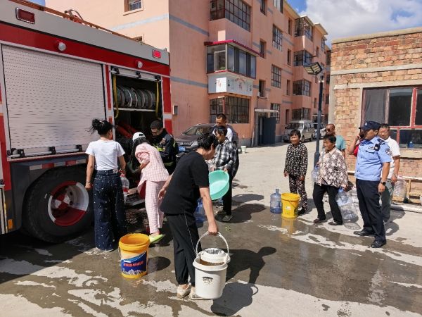 08251787656370167098.jpg 民警联系群众接水.jpg