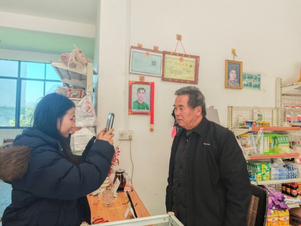 08261787741282966536.jpg 图为 进村入户开展优抚对象年度确认现场(石玮 摄).jpg