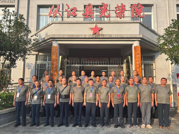 08261787741288719255.jpg 图为 疗养对象在从江县光荣院合影留念现场(吴先红 摄).jpg