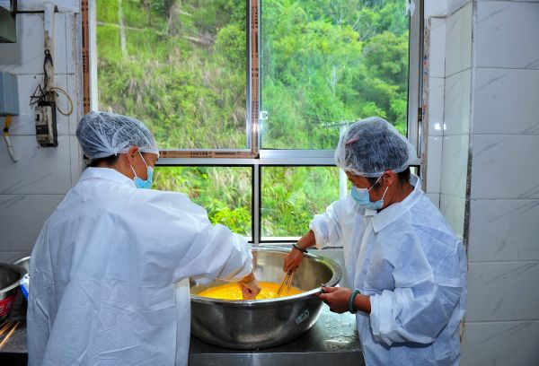 2026年8月19日，食堂从业人员在贵州省从江县下江九年一贯制学校参加食材切配实操演练。 (2).jpg