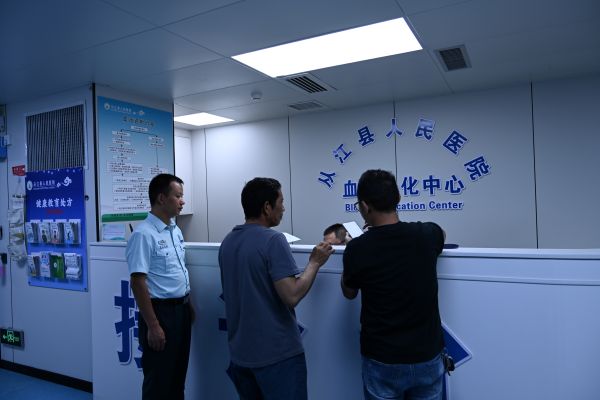 09011788259314810008.jpg 图为 陪同病人家属在办理手续现场(潘文军 摄).JPG