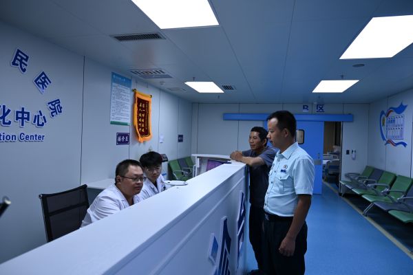09011788259321570292.jpg 图为 县人武部与医院协调治疗床位现场(潘文军 摄).JPG
