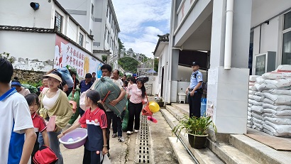 坚守护学岗位.jpg