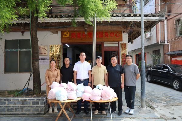 从江县人民检察院党组书记、检察长刘鹏飞到洛香镇郎寨村开展开学季爱心头盔捐赠活动.JPG