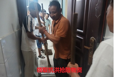 领取抗洪抢险物资.jpg