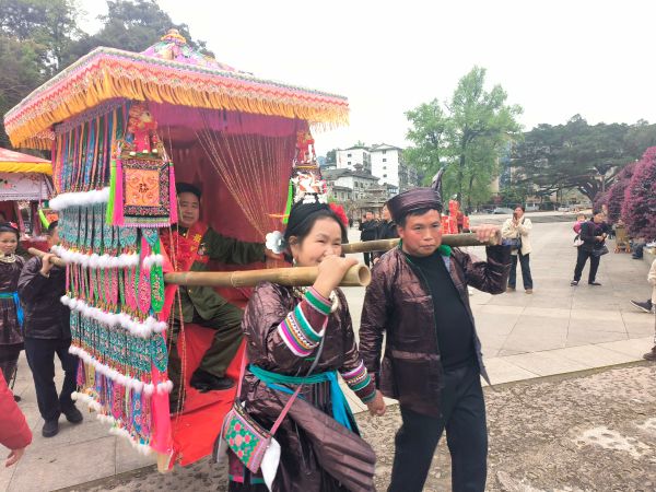 图为  侗族同胞用轿子抬退役军人在鼓楼广场巡游（鲁畅  摄）.jpg