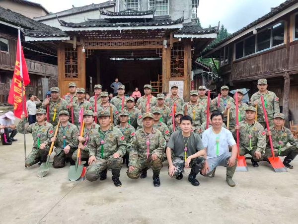 图为 退役军人志愿服务队和基干民兵救灾结束合影现场（杨武学 摄）.jpg