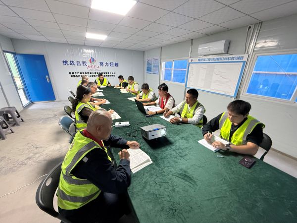 扎实推进“质量月“活动 全力打造精品工程  兵团六建第一事业部石河子芯项目开展“质量月”专项活动 摄影崔啸飞 (2).JPG