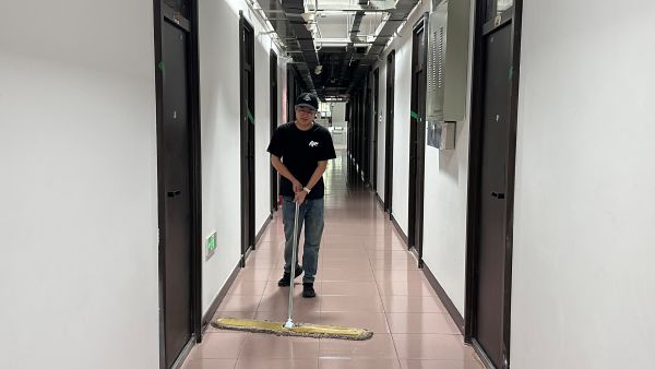 3.《党旗引领进工地 志愿服务暖人心》摄影 王斌.jpg